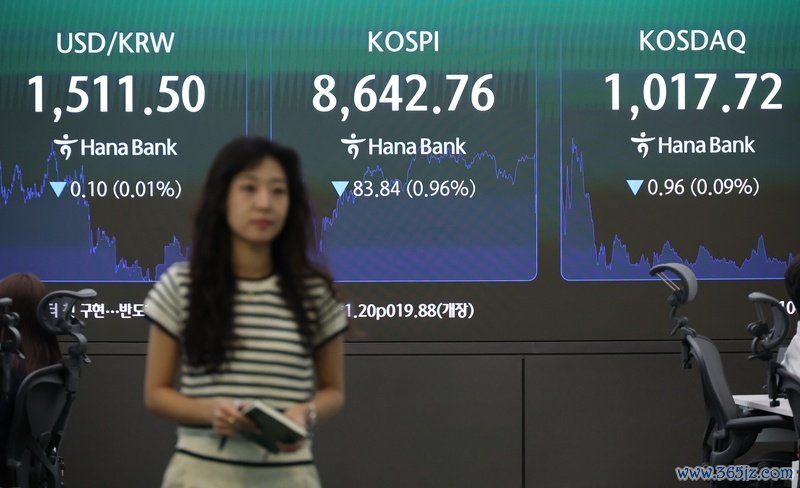 2026年6月17日,韩国首尔中区,韩亚银行走动室露出屏露出KOSPI和KOSDAQ指数。 IC Photo
